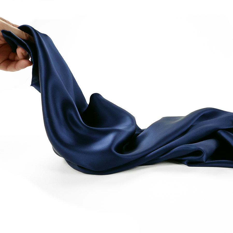 Présentation de la fluidité d'un nos tissus en crêpe Satin de soie disponible chez Stragier