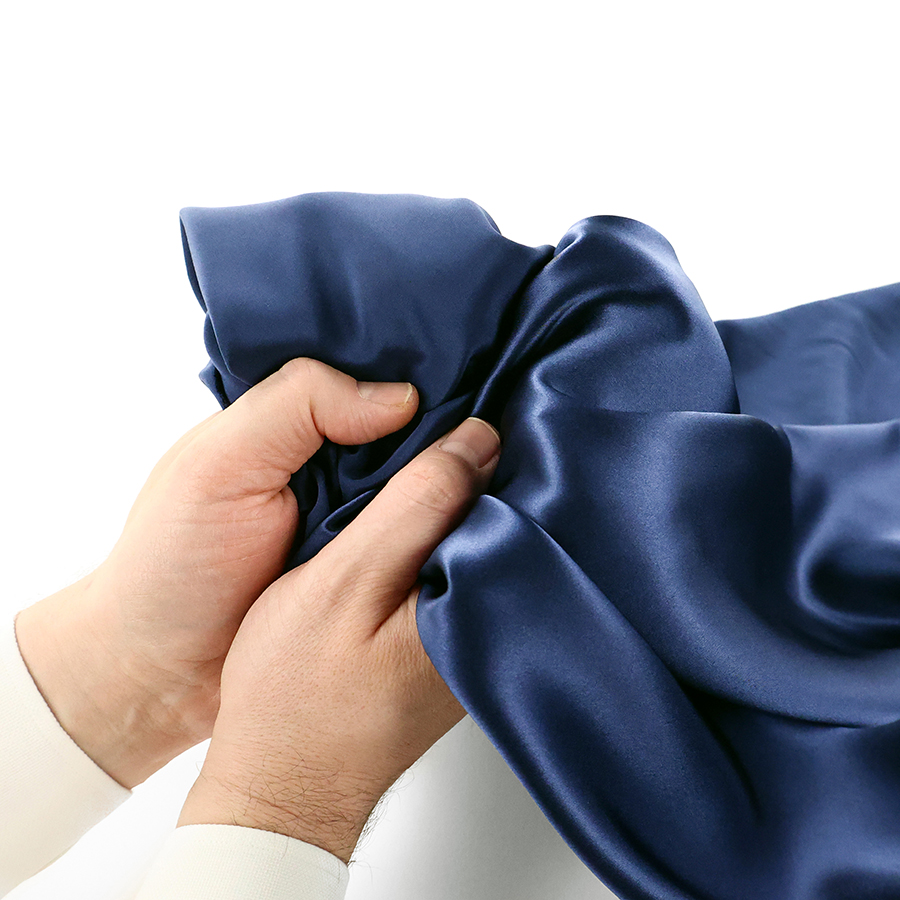 Présentation des deux faces de notre tissu Crêpe Satin de soie