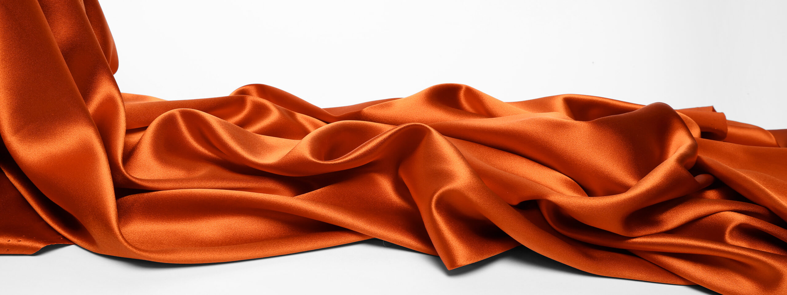 Présentation d'un de nos tissus en crêpe satin royal disponibles chez Stragier