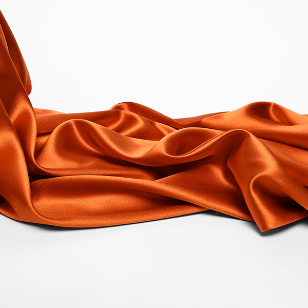 Présentation d'un de nos tissus en crêpe satin royal disponibles chez Stragier