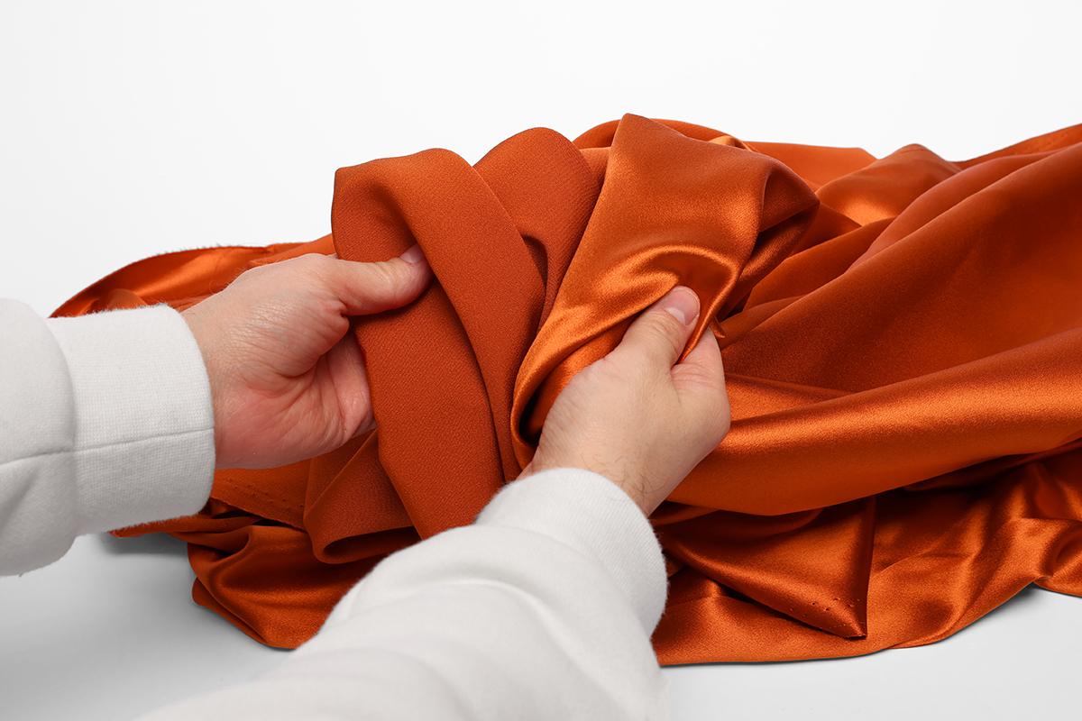 Illustration des deux faces d'un tissu crêpe satin Royal