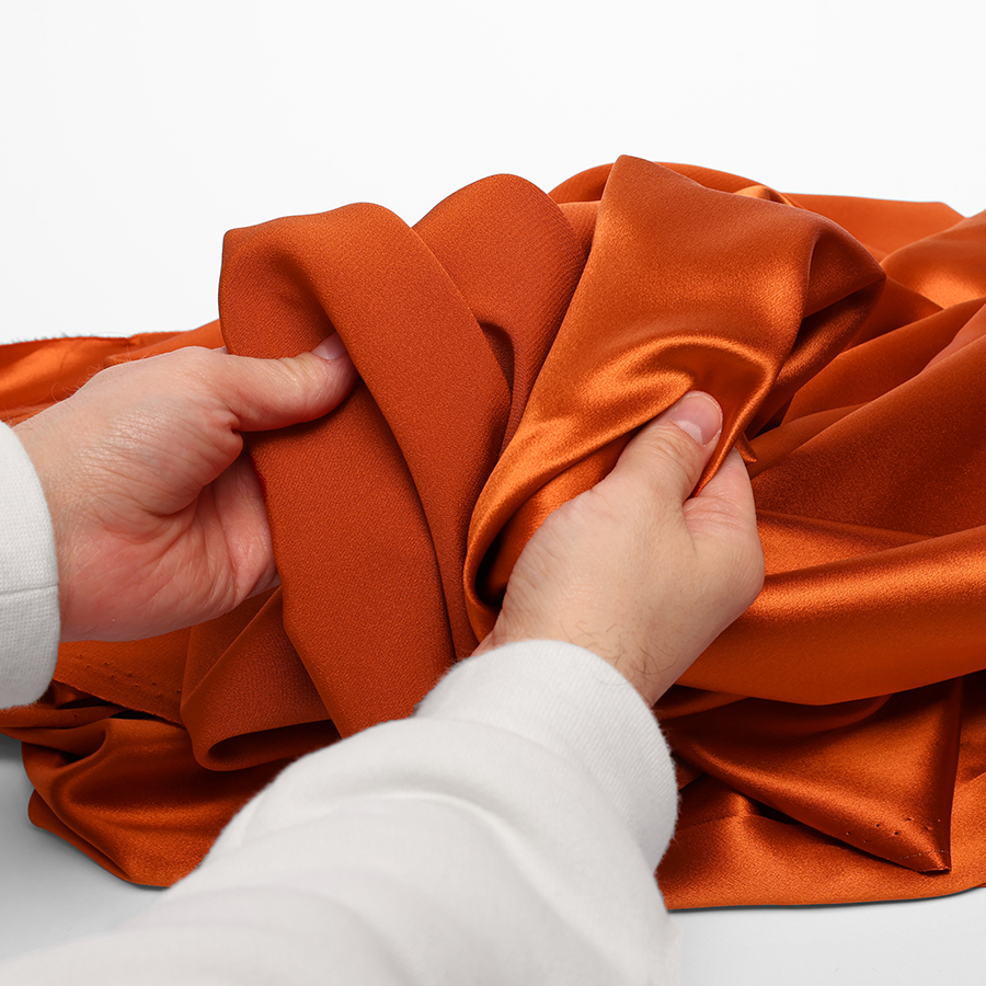 Illustration des deux faces d'un tissu crêpe satin Royal