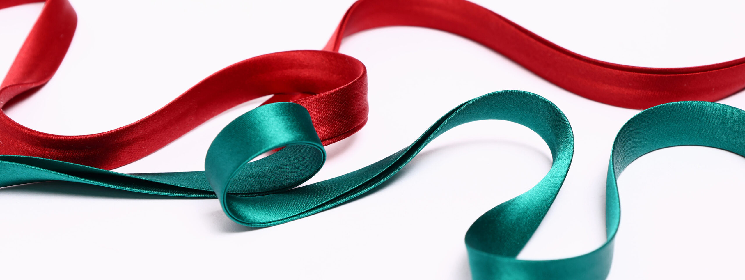 Image de deux biais satin en soie disponibles chez Stragier