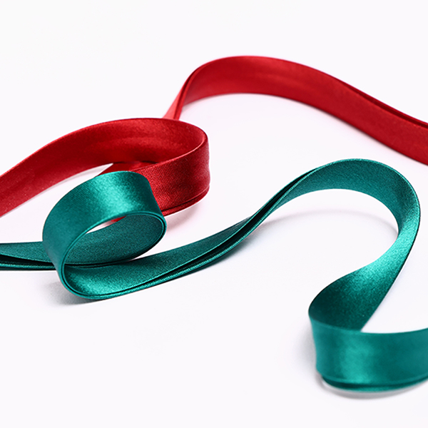 Image de deux biais satin en soie disponibles chez Stragier