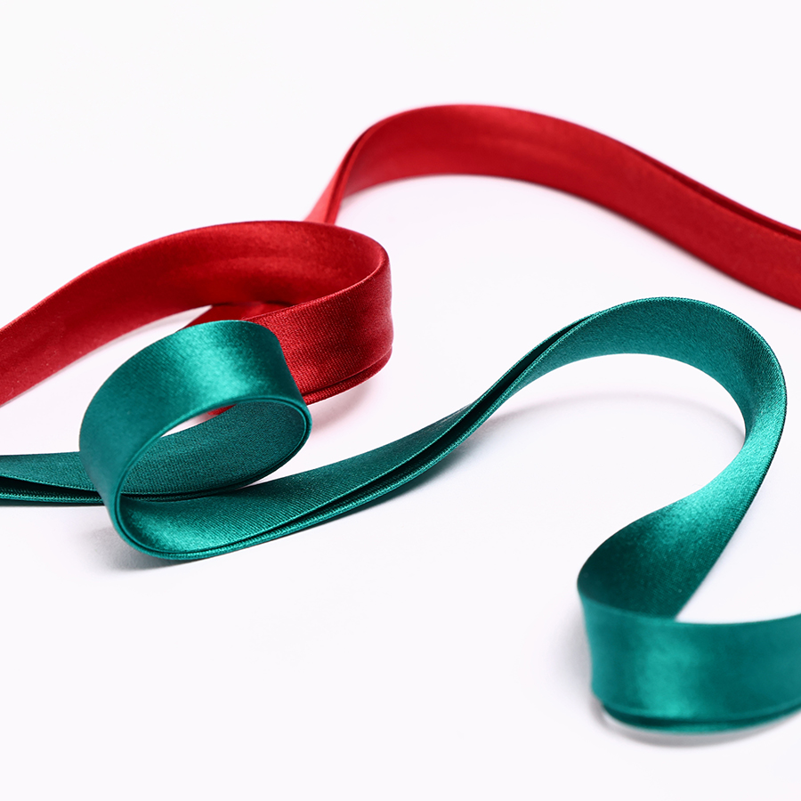 Image de deux biais satin en soie disponibles chez Stragier