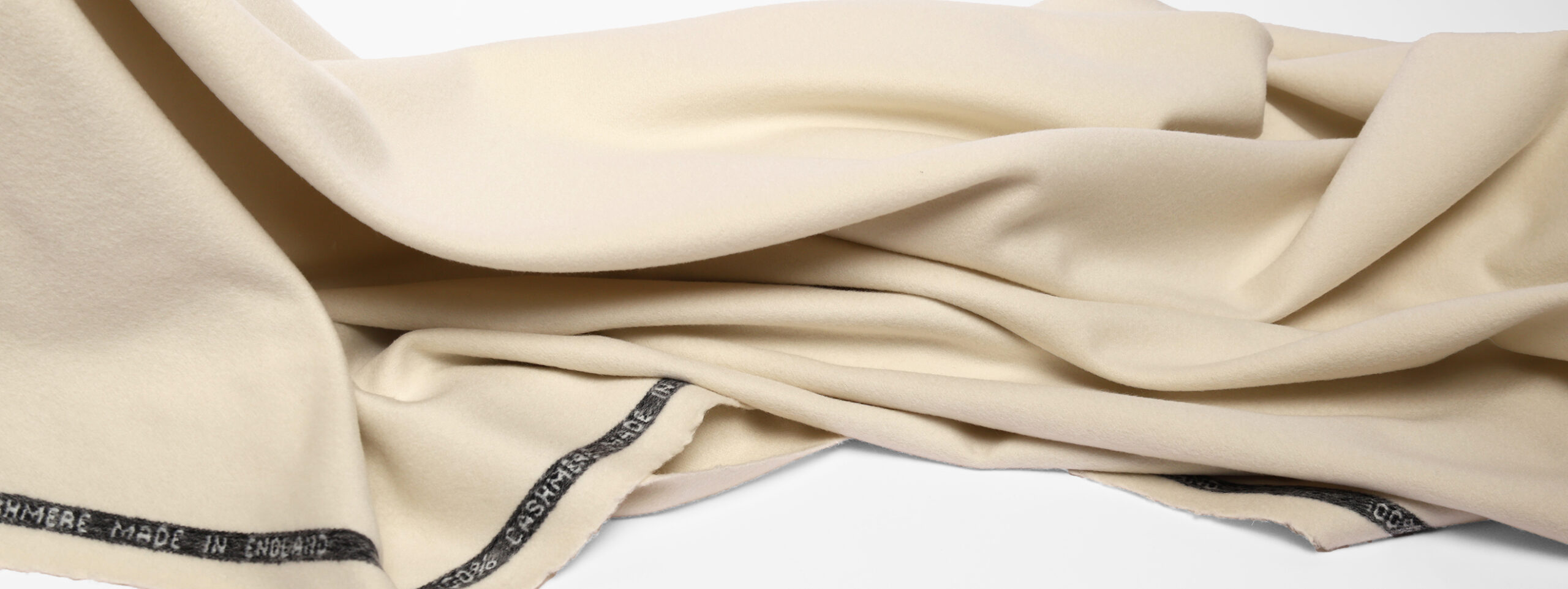 Présentation d'un tissu en Cachemire disponible chez Stragier