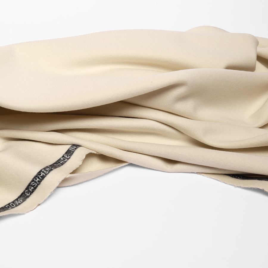Présentation d'un tissu en Cachemire disponible chez Stragier