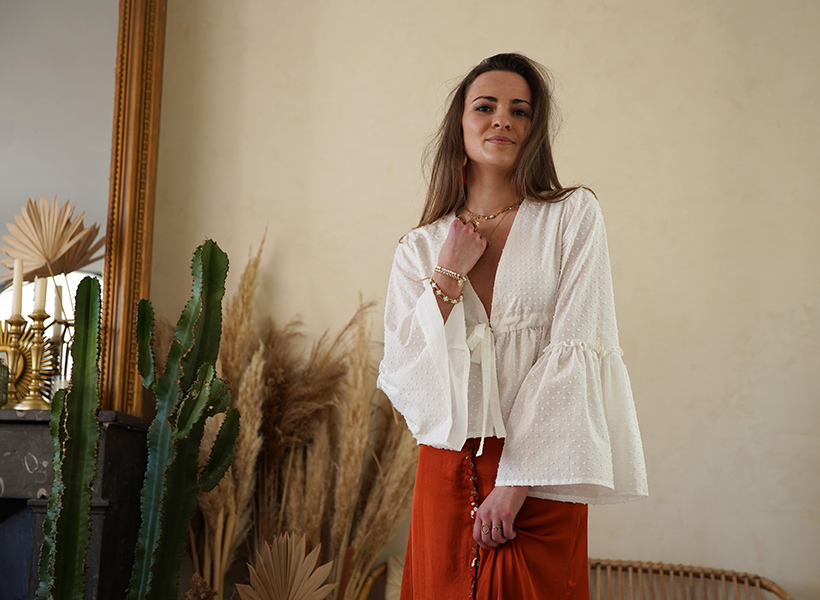Cha_coud en blouse blanche en batiste de coton plumetis