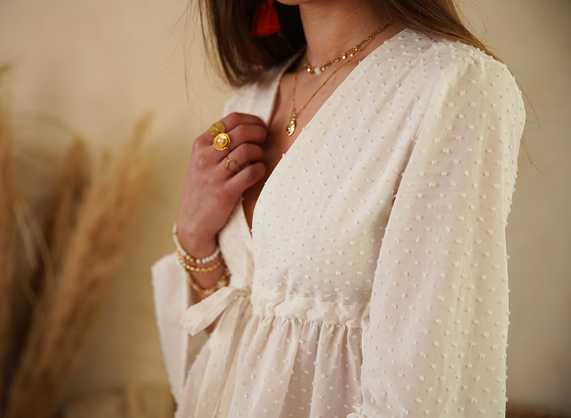 Cha_coud en blouse blanche en batiste de coton plumetis