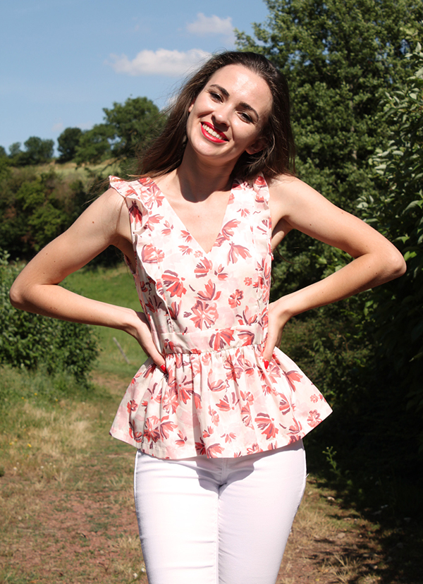 Cha_coud dans une blouse faite à partir de tissu de la collection UNE Origine