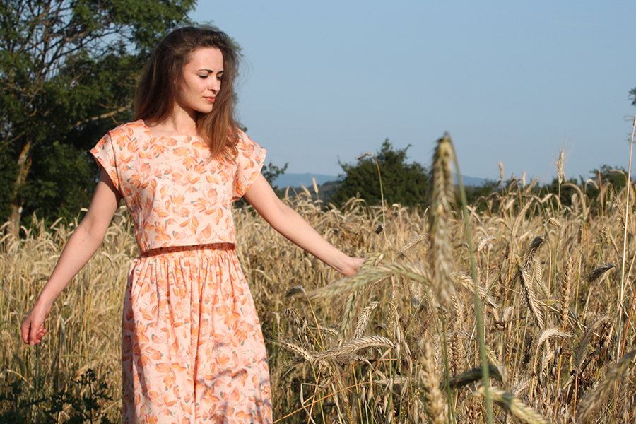 Cha_coud dans une blouse faite à partir de tissu de la collection UNE Evasion