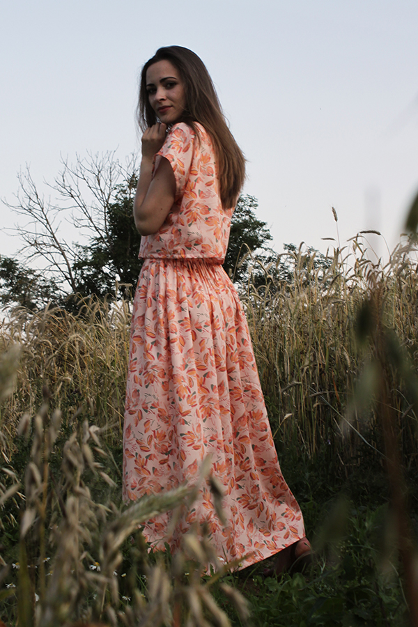 Cha_coud dans une blouse faite à partir de tissu de la collection UNE Evasion