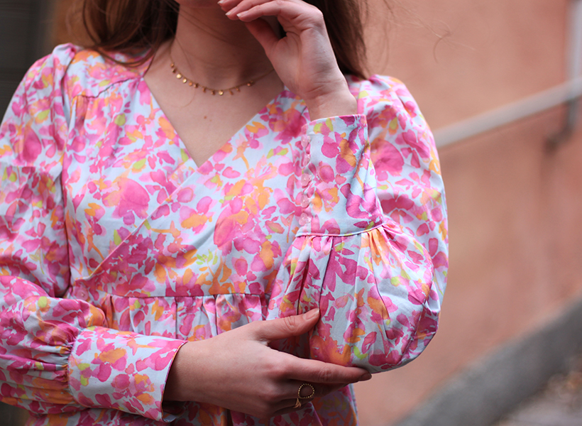 Cha_coud dans une blouse faite à partir de tissu de la collection UNE Expression