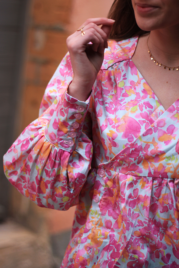 Cha_coud dans une blouse faite à partir de tissu de la collection UNE Expression