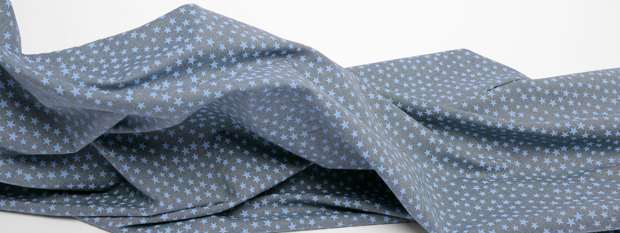 Présentation d'un tissu Chambray à motif étoilé disponible chez Stragier