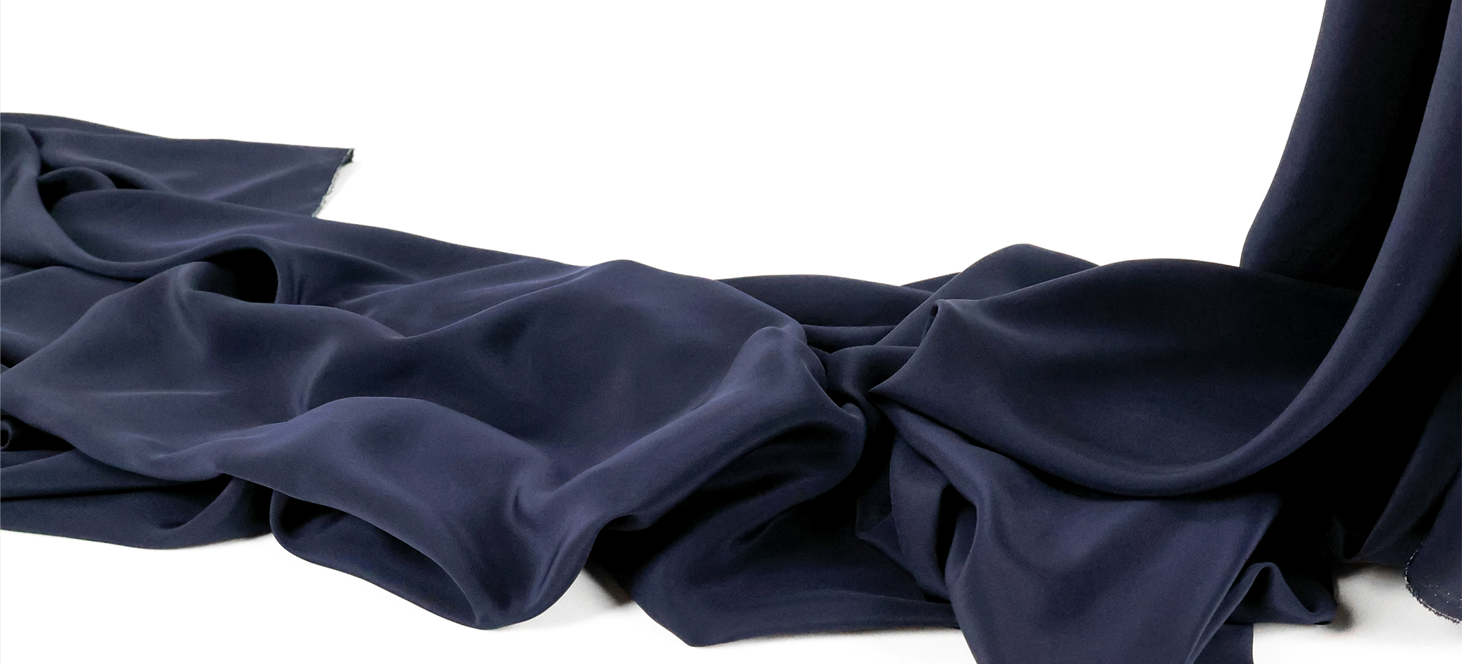 Présentation de la fluidité d'un de nos tissus en crêpe de Chine en soie de chez Stragier