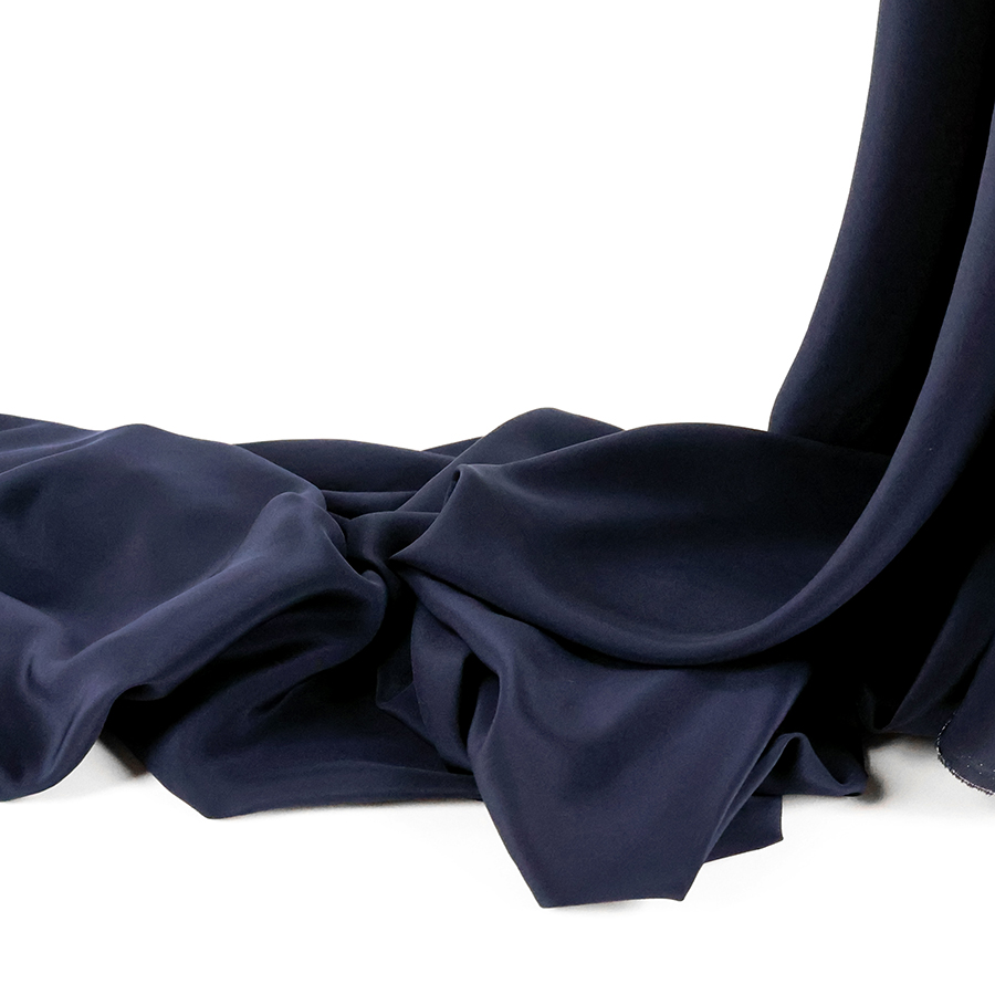 Présentation de la fluidité d'un de nos tissus en crêpe de Chine en soie de chez Stragier