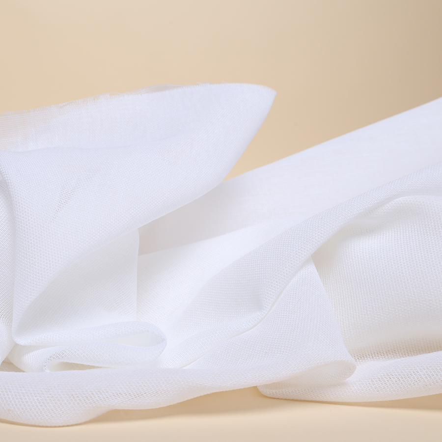 Présentation d'un tissu en étamine où l'on peut voir la structure du tissu.