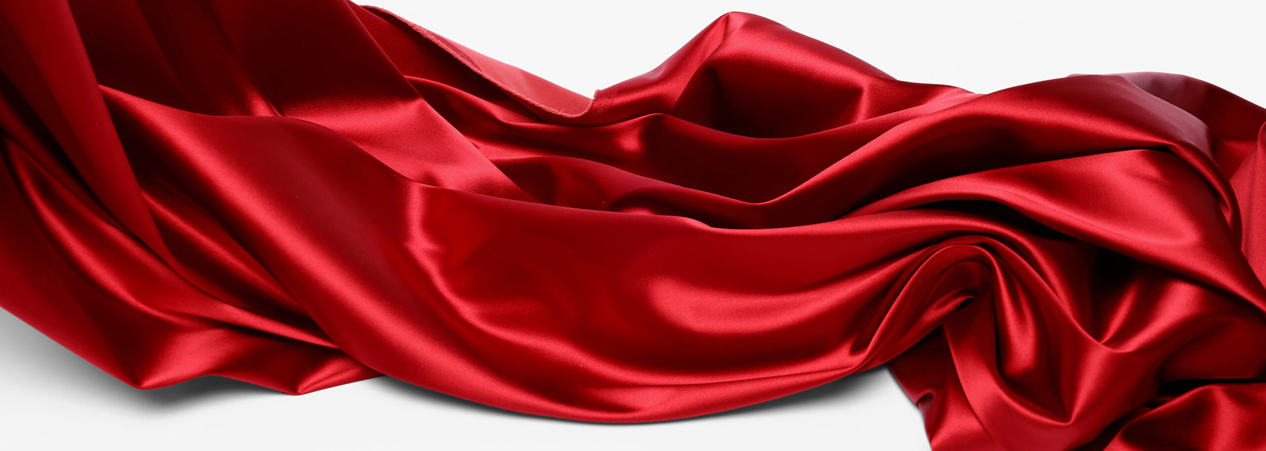 Présentation d'un tissu en satin duchesse stretch