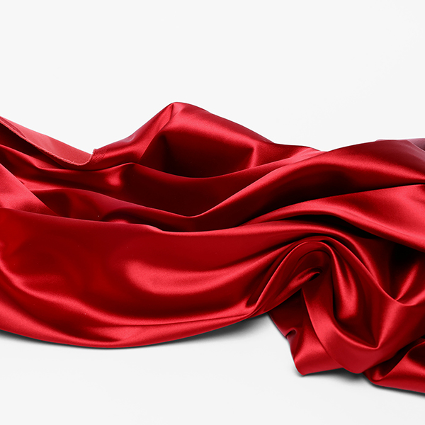 Présentation d'un tissu en satin duchesse stretch