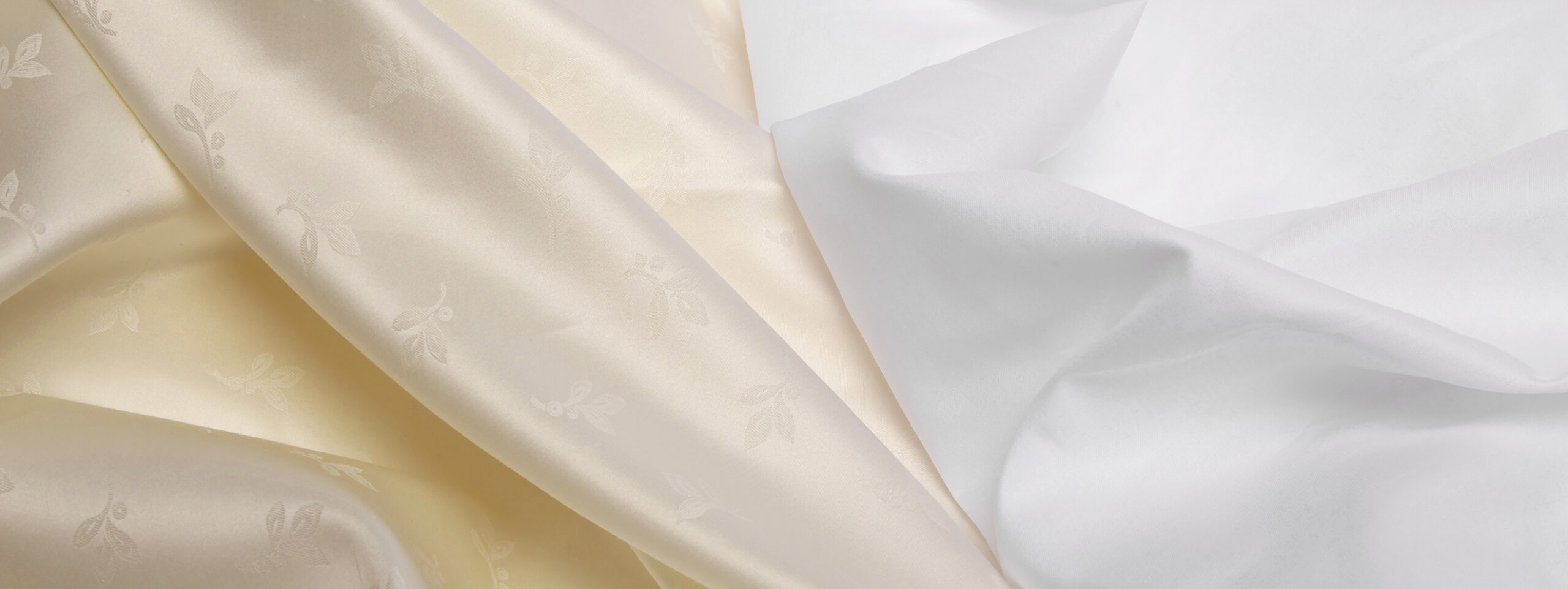 Présentation de deux tissus en satin de coton disponibles chez Stragier