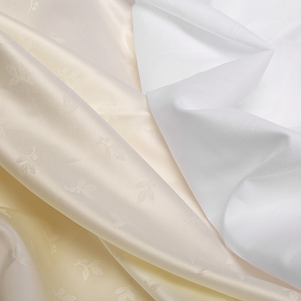 Présentation de deux tissus en satin de coton disponibles chez Stragier
