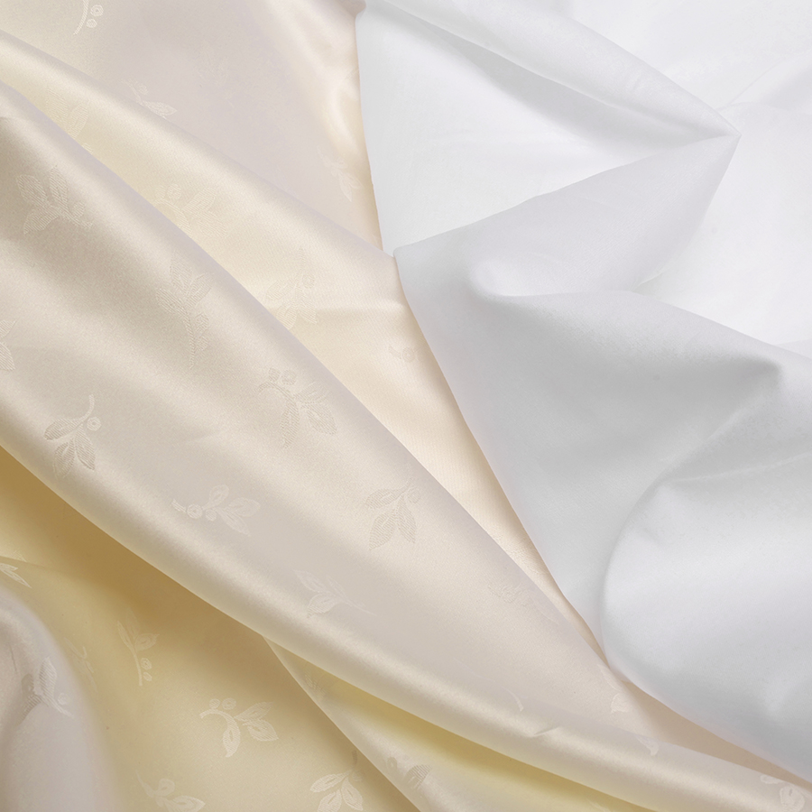 Présentation de deux tissus en satin de coton disponibles chez Stragier
