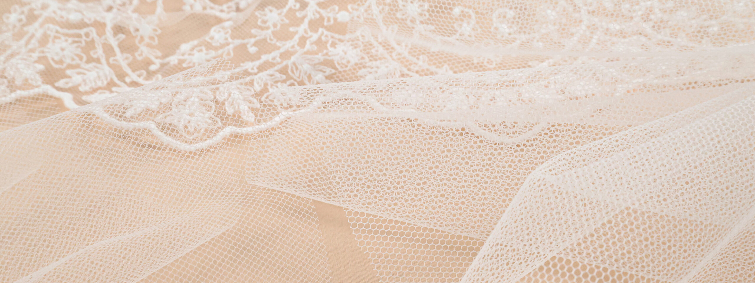 Tulle-et-Crin-(38)-2640x992 Présentation de nos tissus en Tulle et Crin