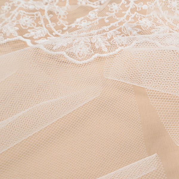 Tulle-et-Crin-(38)-600x600 Présentation de nos tissus en Tulle et Crin