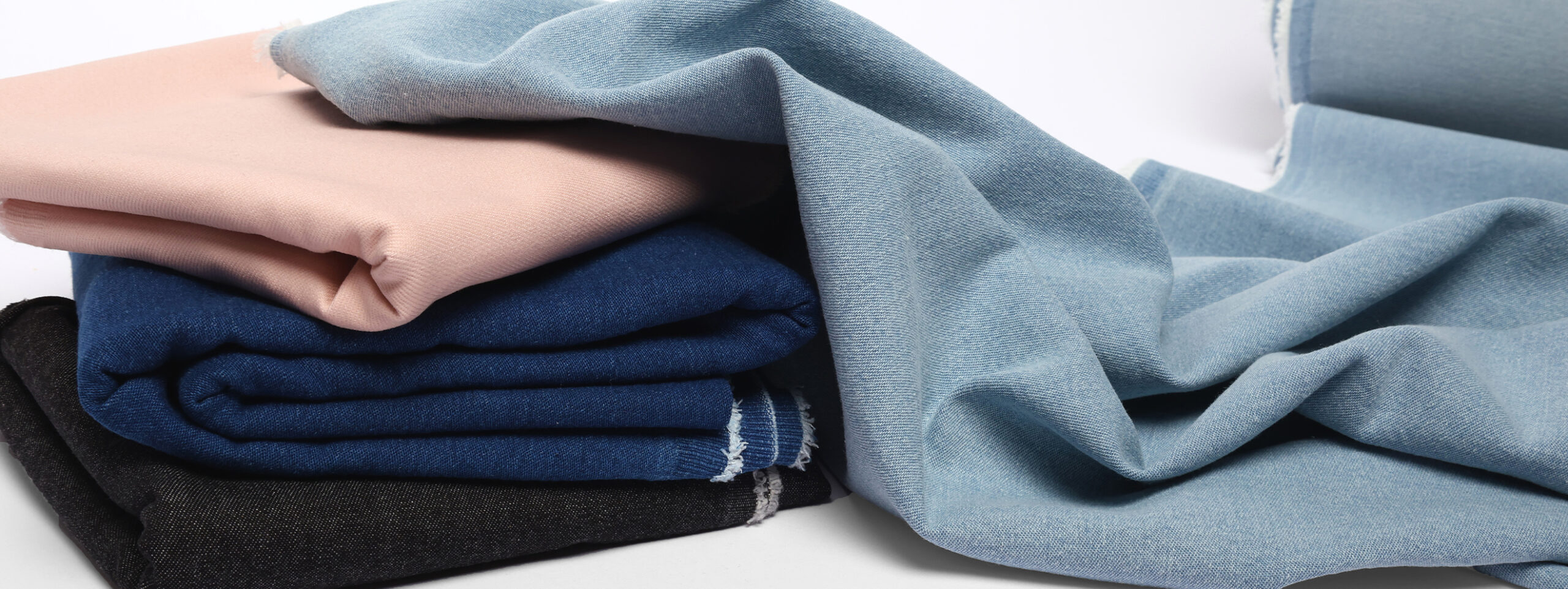 Présentation de nos tissus en jeans extensible disponibles chez Stragier