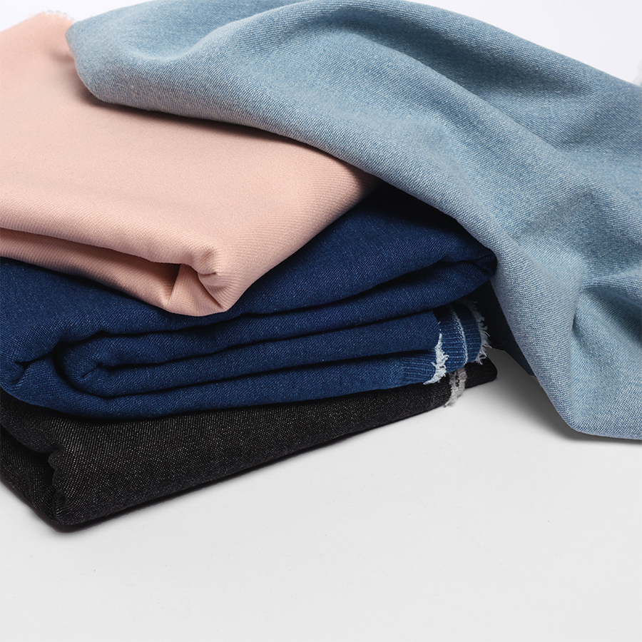 Présentation de nos tissus en jeans extensible disponibles chez Stragier