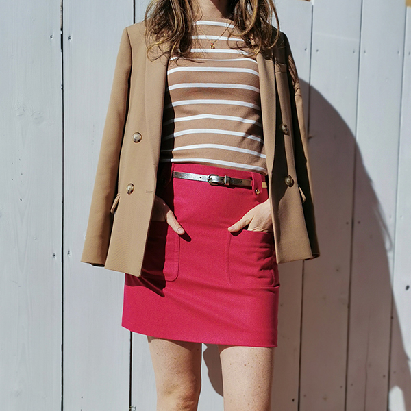 Mon_idylle dans une jupe tailleur en laine foulée coloris fuchsia