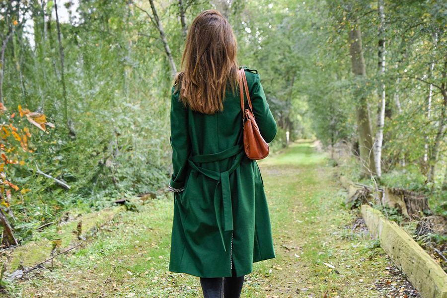 Blousette_rose dans une veste en laine foulée vert emeraude