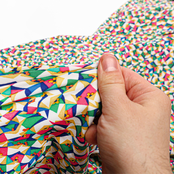 Présentation d'un tissus Liberty en Jersey disponible chez Stragier