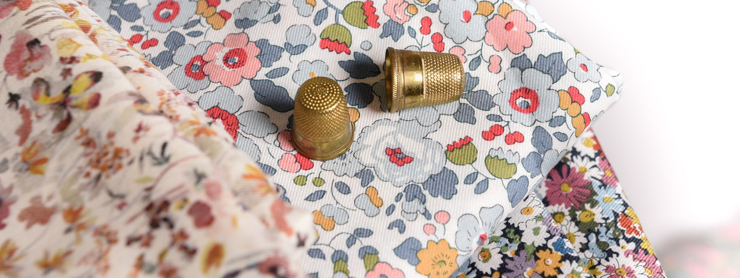 Présentation de nos tissus en Liberty Lantana disponibles chez Stragier.