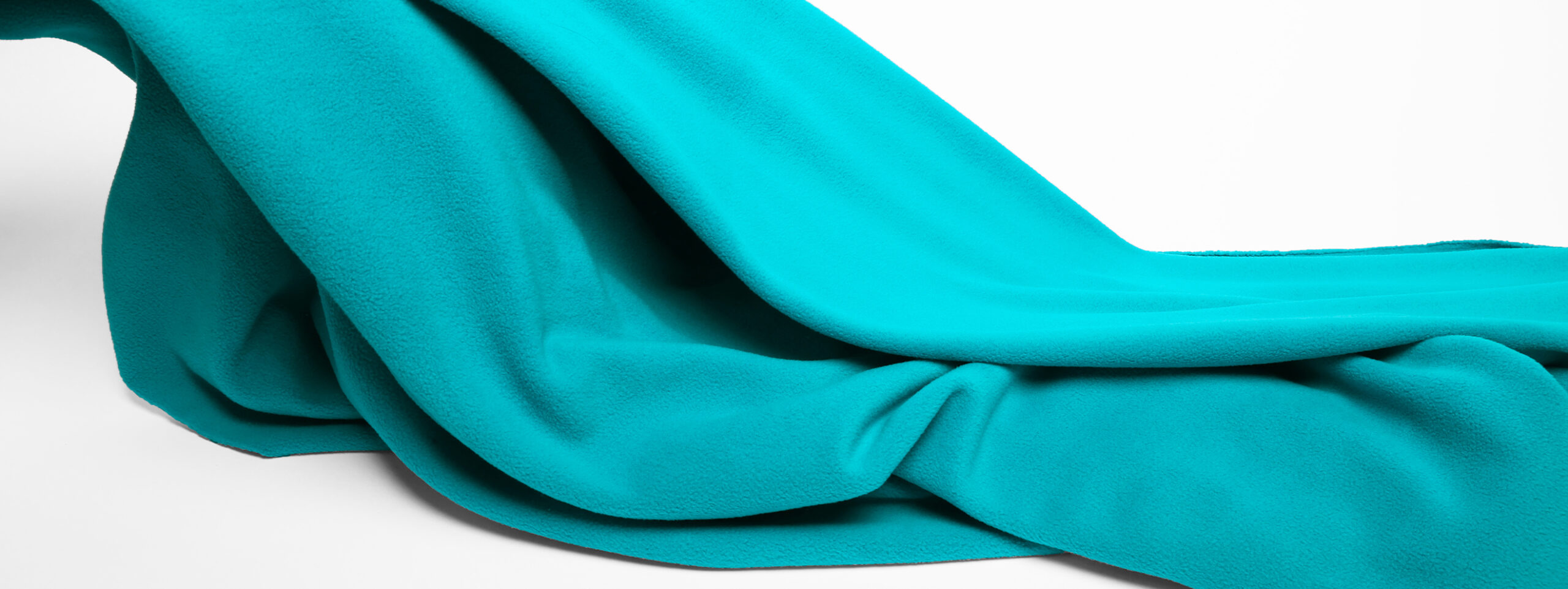 Présentation d'un tissu turquoise en matière polaire super sport
