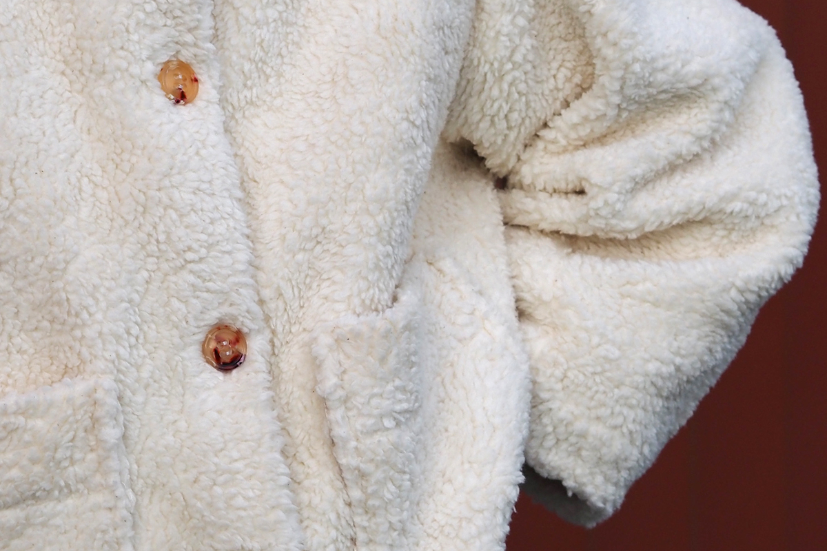 Gros plan sur une veste en teddy coton de chez grande fabrique