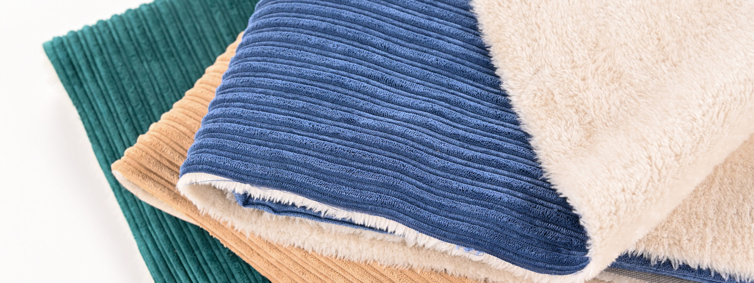 Présentation de nos tissus en velours côtelé fourrure teddy disponibles chez Stragier