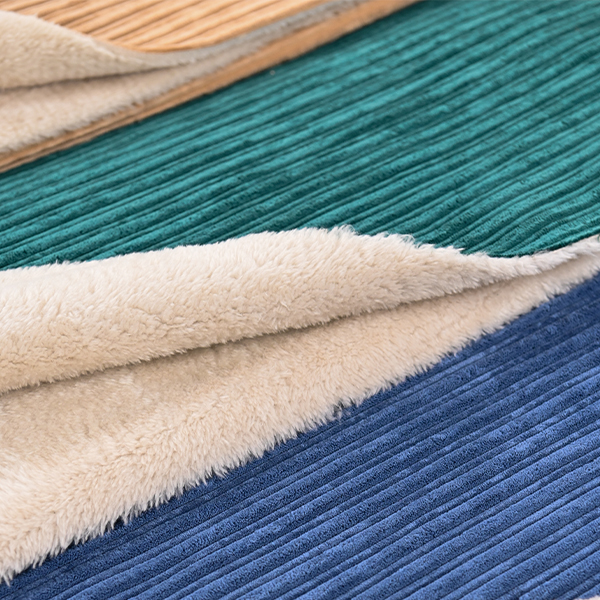 Présentation de nos tissus en velours côtelé fourrure teddy disponibles chez Stragier