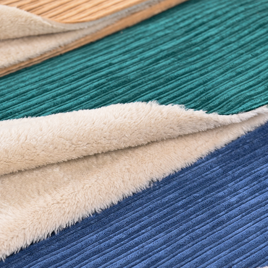 Présentation de nos tissus en velours côtelé fourrure teddy disponibles chez Stragier