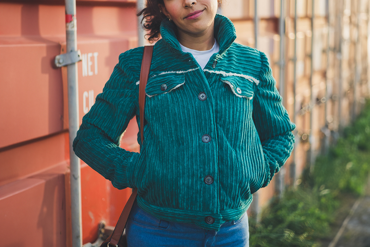 Wonder lucie dans une veste en teddy velours