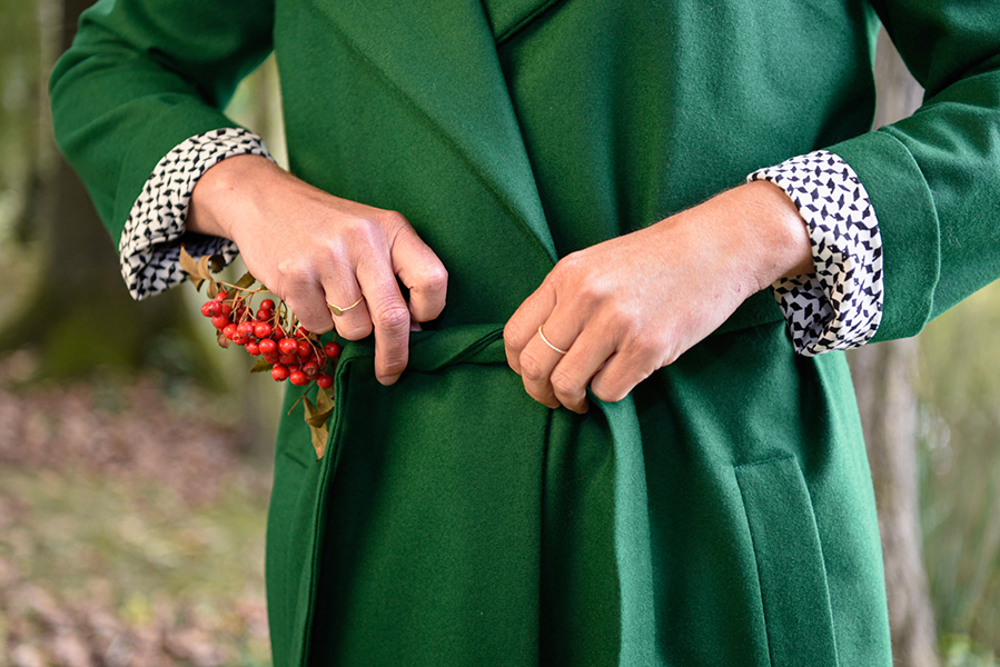 Un trench en laine foulée rouge fait par Thia