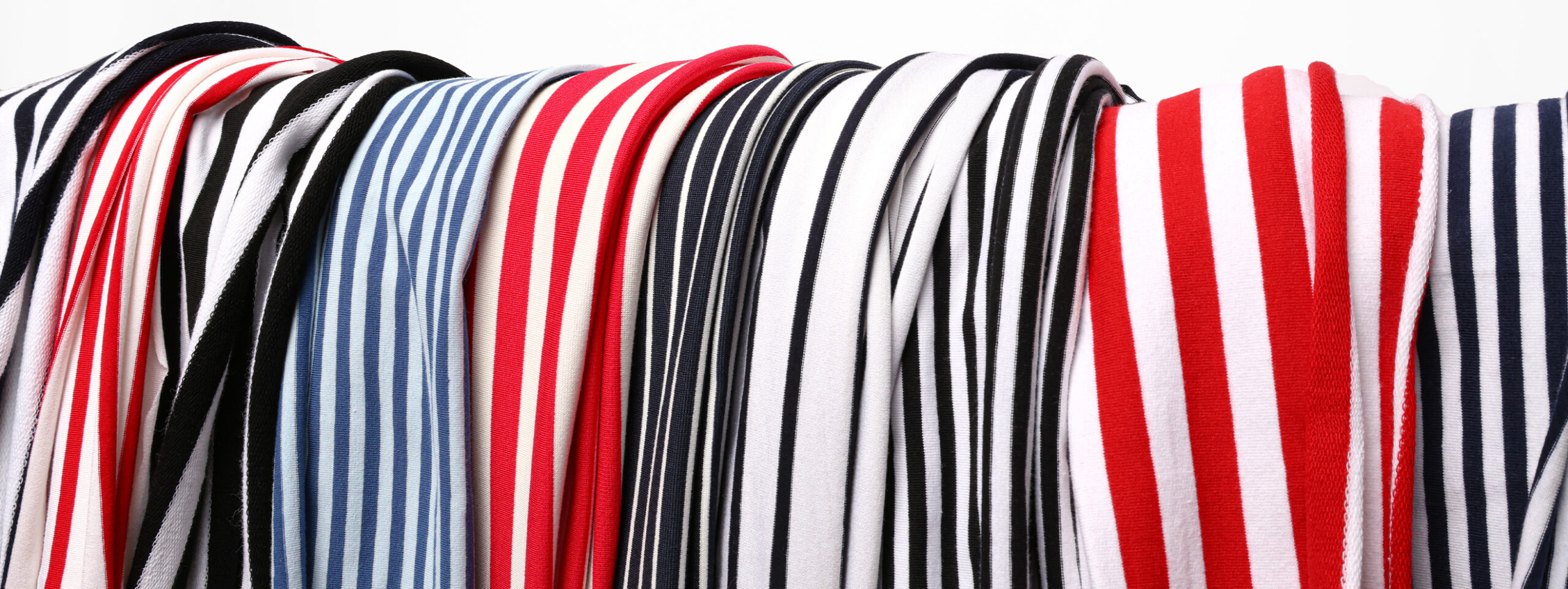 Présentation des différents tissus qui font partie de notre gamme de tissus marinière disponibles chez Stragier