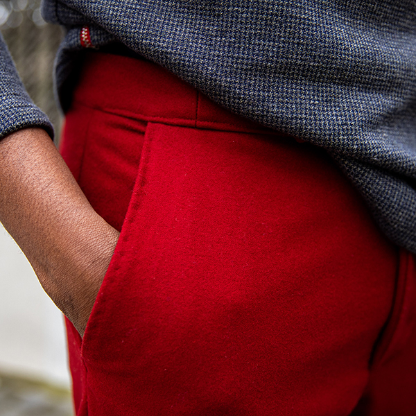 Un pantalon en laine foulée rouge fait par Lefoudecoudre