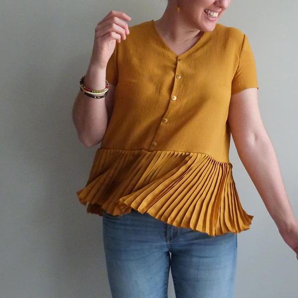 Auguste_septembre_plisse_safran-600x600 Auguste_septembre dans une blouse jaune ocre en batiste plissée