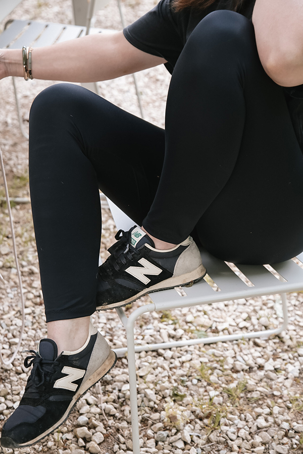 Gros plan d'un legging noir fait en Ultra Stretch Matt