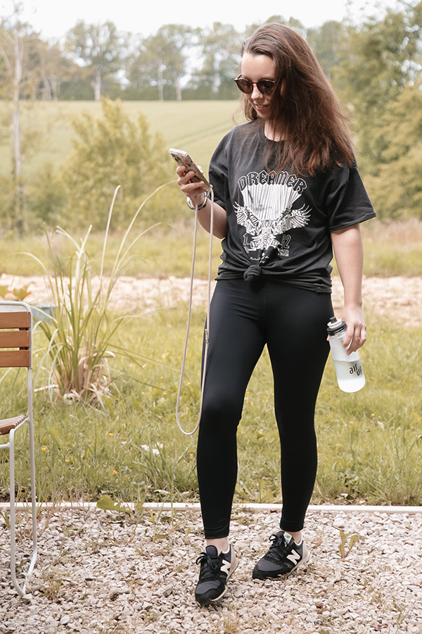 Casa la foret dans un legging noir fait en Ultra Stretch Matt