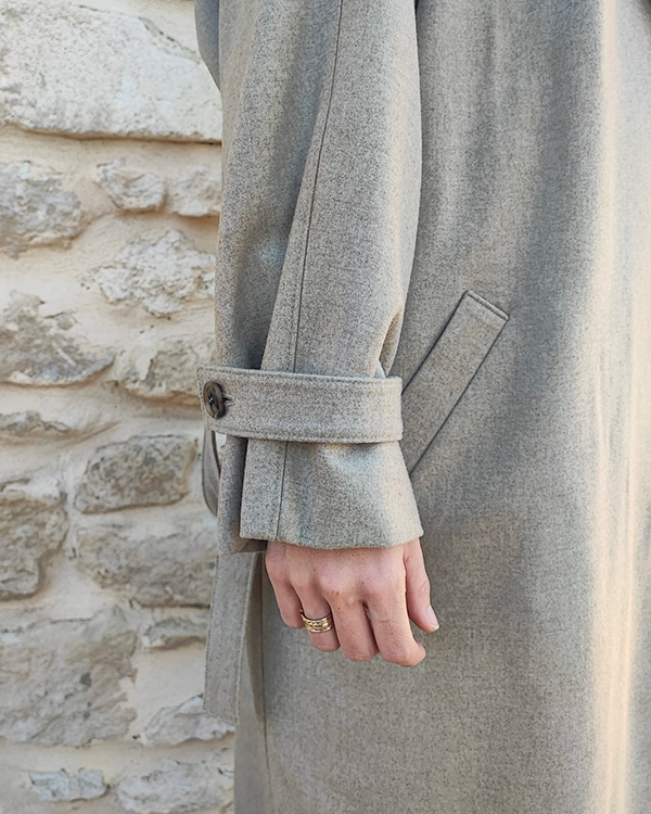 Dntanais dans un trench en laine foulée de Mérinos gris clair