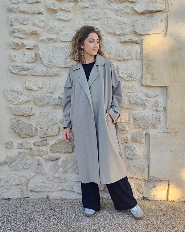 Dntanais dans un trench en laine foulée de Mérinos gris clair