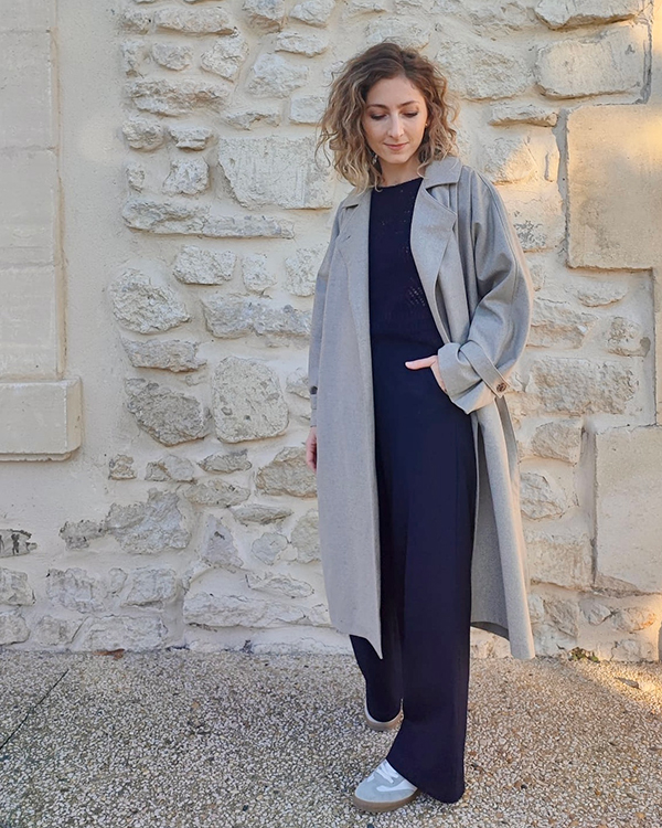 Dntanais dans un trench en laine foulée de Mérinos gris clair